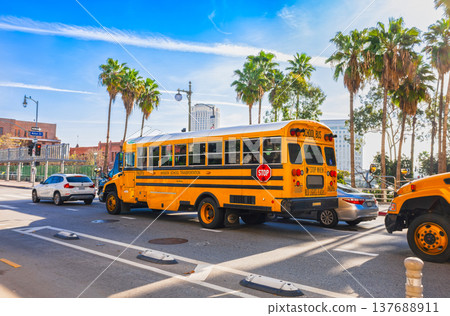 洛杉磯的一輛校車圖片 137688911