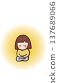 一個可愛的女孩閉著眼睛安靜地冥想。 一個可愛的女孩閉著眼睛安靜地冥想。 137689066