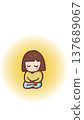一個可愛的女孩閉著眼睛安靜地冥想。 一個可愛的女孩閉著眼睛安靜地冥想。 137689067