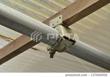 用於固定鷹架管道和木材的連接件（椽夾）的特寫鏡頭。 137689406