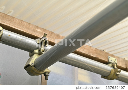 屋頂框架由單一鋼管構成，連接結構採用椽條夾和直角夾。 137689407