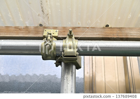 單根管道與椽夾連接處的固定結構（正面圖，特寫） 137689408