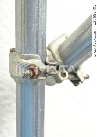 建築工地上的鷹架夾具和單根管道的特寫鏡頭（螺栓生鏽了）。 137689409