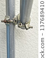 Up-to-date information on connecting scaffolding pipes and adjustable clamps at construction sites. 137689410