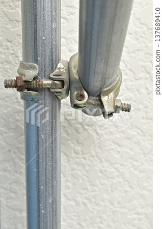 Up-to-date information on connecting scaffolding pipes and adjustable clamps at construction sites. Up-to-date information on connecting scaffolding pipes and adjustable clamps at construction sites. 137689410