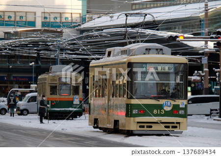 廣島電鐵列車在白雪皚皚的橫川站前整齊排列。 137689434