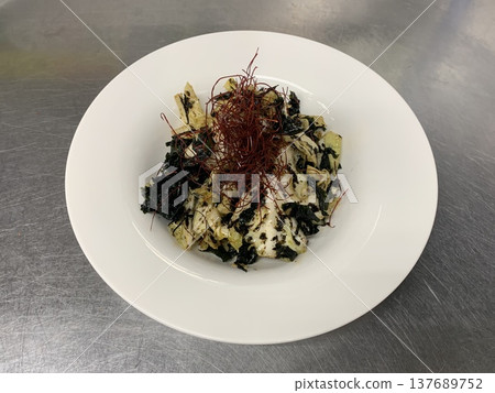 Spring cabbage, wakame seaweed, Korean-style namul Spring cabbage, wakame seaweed, Korean-style namul 137689752