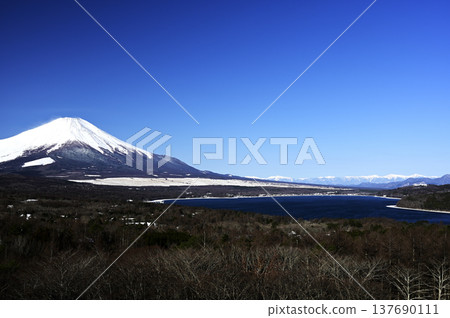 Scenery along the shore of Lake Yamanaka in March (Location: Lake Yamanaka shore) Scenery along the shore of Lake Yamanaka in March (Location: Lake Yamanaka shore) 137690111