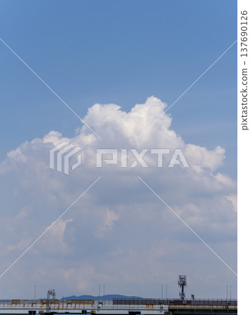 積雨雲漂浮在夏日的天空 積雨雲漂浮在夏日的天空 137690126