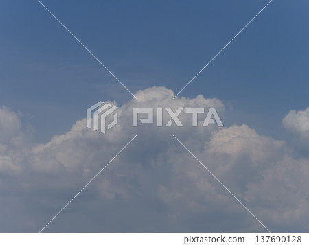 積雨雲漂浮在夏日的天空 137690128