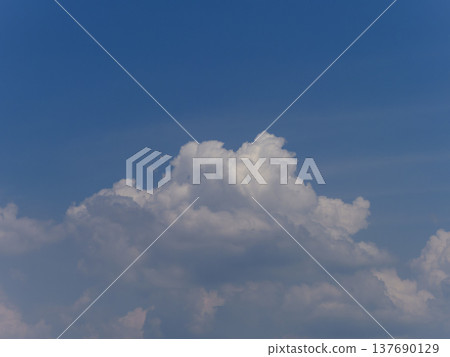 積雨雲漂浮在夏日的天空 積雨雲漂浮在夏日的天空 137690129