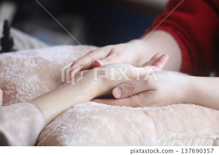 女人在做手部按摩 137690357