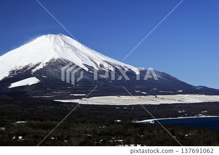 三月山中湖的明神山景色(照片拍攝於山中湖明神山全景平台附近) 三月山中湖的明神山景色(照片拍攝於山中湖明神山全景平台附近) 137691062