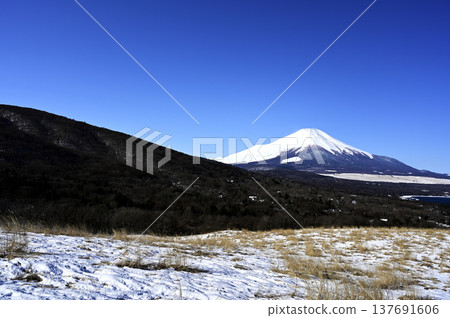 三月山中湖的明神山景色(照片拍攝於山中湖明神山全景平台附近) 三月山中湖的明神山景色(照片拍攝於山中湖明神山全景平台附近) 137691606