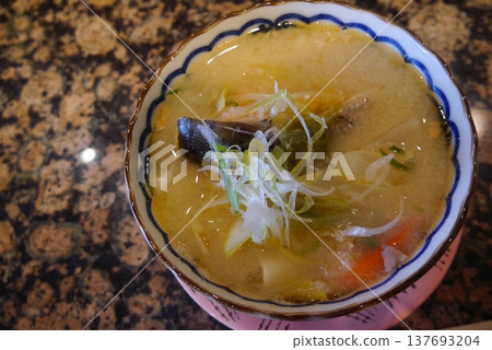 鮭魚骨湯 137693204