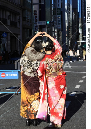 一位身穿振袖和服的女子正在參加她的成年禮。 一位身穿振袖和服的女子正在參加她的成年禮。 137693414