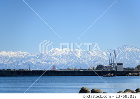 從小鎮海岸眺望白雪皚皚的群山 從小鎮海岸眺望白雪皚皚的群山 137693812