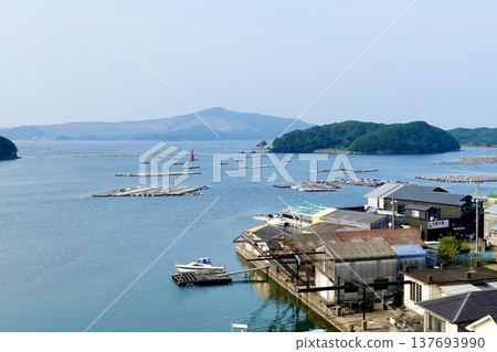 在三重縣鳥羽市伊勢志摩市峰浦溫泉的生浦灣，牡蠣養殖筏漂浮在海面上。 137693990