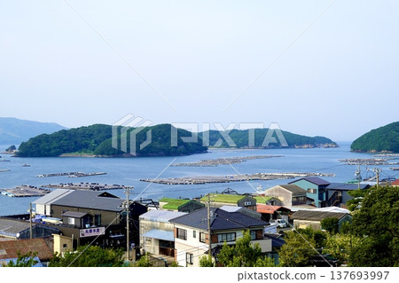 A scene of oyster farming rafts floating on Ikuura Bay in Honura Onsen, Ise-Shima, Toba City, Mie Prefecture. 137693997