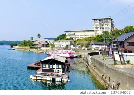 從停泊在三重縣志摩市伊勢志摩市阿戈灣的遊輪上眺望賢小島港碼頭。 從停泊在三重縣志摩市伊勢志摩市阿戈灣的遊輪上眺望賢小島港碼頭。 137694002