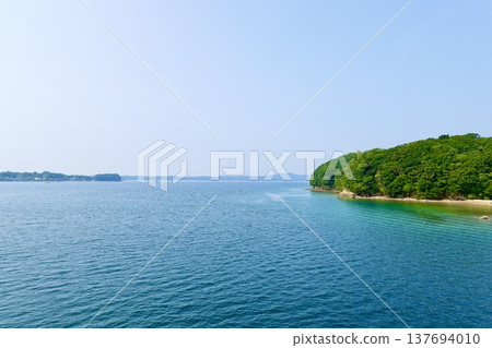 伊勢志摩:從遊輪上眺望三重縣志摩市阿戈灣平靜的大海和島嶼。 伊勢志摩:從遊輪上眺望三重縣志摩市阿戈灣平靜的大海和島嶼。 137694010