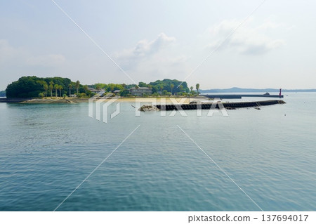 伊勢志摩:從遊輪上眺望三重縣志摩市阿戈灣平靜的大海和島嶼。 伊勢志摩:從遊輪上眺望三重縣志摩市阿戈灣平靜的大海和島嶼。 137694017