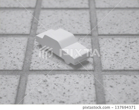 一張彩色半色調影像，從鳥瞰視角顯示放置在瓷磚表面上的微型汽車。 137694371