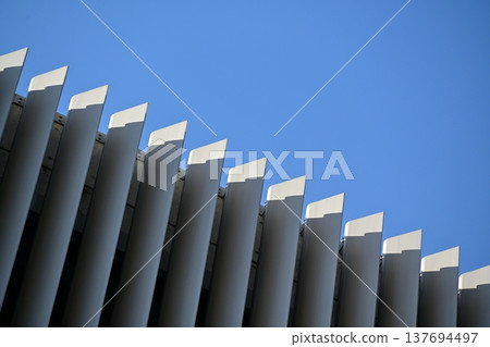 現代建築與藍天：都市現代背景圖。 137694497