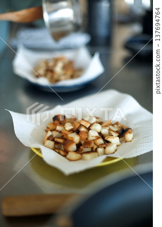 炸好後，我把麵包皮轉移到盤子上。 137694764