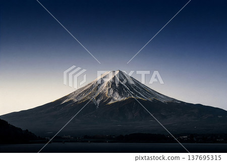 黎明時分的天空,以及從湖邊眺望白雪皚皚的富士山全景。 黎明時分的天空,以及從湖邊眺望白雪皚皚的富士山全景。 137695315