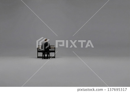 一張男子背對著鏡頭的全身照，正在灰色背景下彈鋼琴。 137695317