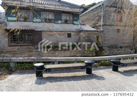 A bench with a retro townscape and the Hirakawa River in the background [Perry Road] Shimoda City, Shizuoka Prefecture 137695432