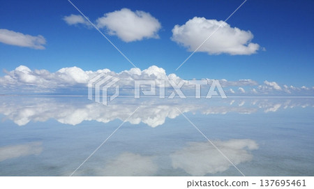 白雲倒映在水面上 137695461