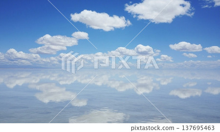 藍天白雲的倒影 137695463