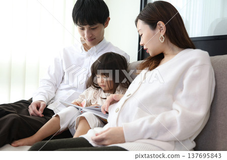 Parents and children reading picture books Parents and children reading picture books 137695843