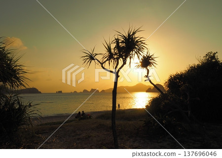 座間味島海面上的日落-沖繩風光 座間味島海面上的日落-沖繩風光 137696046