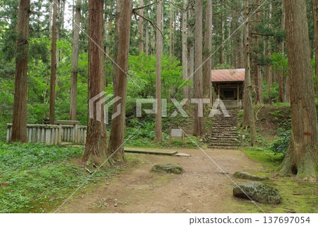 Hakusan Heisenji Temple: The Third Shrine and the memorial tower of Kusunoki Masashige Hakusan Heisenji Temple: The Third Shrine and the memorial tower of Kusunoki Masashige 137697054