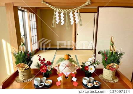 日式房間裡擺放著鏡餅和門松——這是裝飾日本新年的傳統裝飾品。 137697124