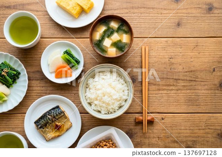 經典的日式早餐：烤魚和米飯，並排放在日式餐桌上。 137697128