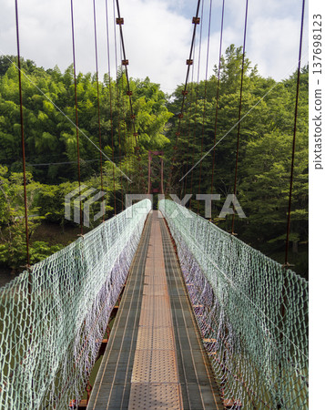 The Tokkuri Suspension Bridge over the dam lake at Shigisan The Tokkuri Suspension Bridge over the dam lake at Shigisan 137698123