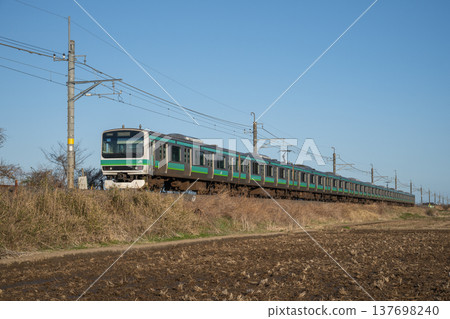 E231 series train running on the embankment of the JR Narita Line (Abiko branch line) E231 series train running on the embankment of the JR Narita Line (Abiko branch line) 137698240
