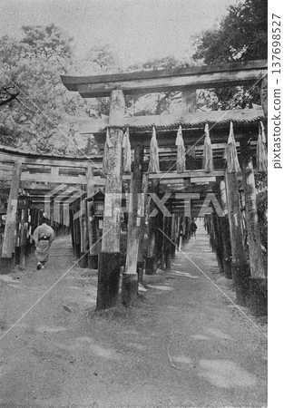 老照片，1894 年，京都，伏見稻荷大社的千本鳥居。 137698527