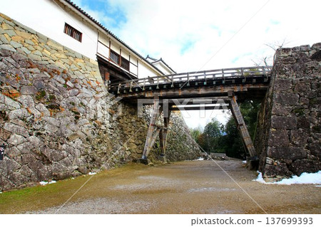 被選為彥根八景和琵琶湖八景之一……彥根城天秤櫓塔和迴廊橋,彥根城是國寶。 被選為彥根八景和琵琶湖八景之一……彥根城天秤櫓塔和迴廊橋,彥根城是國寶。 137699393