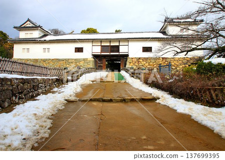 被選為彥根八景和琵琶湖八景之一……彥根城天秤櫓塔和迴廊橋，彥根城是國寶。 137699395