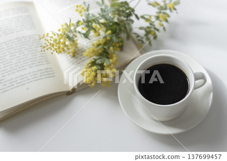 春日閱讀時光,配上咖啡、書籍和含羞草雞尾酒。 春日閱讀時光,配上咖啡、書籍和含羞草雞尾酒。 137699457