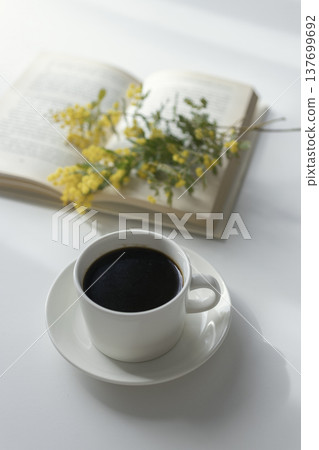 春日閱讀時光，配上咖啡、書籍和含羞草雞尾酒。 137699692