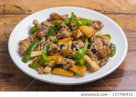 炒杏桃鮑菇、甜椒和豬肉 137700433