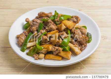 炒杏桃鮑菇、甜椒和豬肉 炒杏桃鮑菇、甜椒和豬肉 137700479