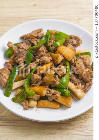 炒杏桃鮑菇、甜椒和豬肉 137700480