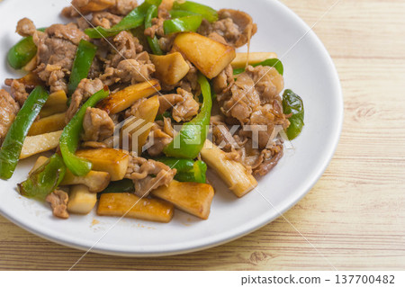 炒杏桃鮑菇、甜椒和豬肉 炒杏桃鮑菇、甜椒和豬肉 137700482